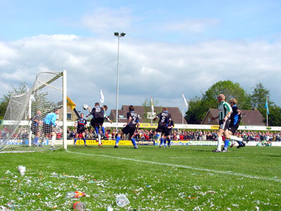 De buit is binnen Wiljan Kattenberg zorgt voor 3-1. (Foto Helmich Lubberts)